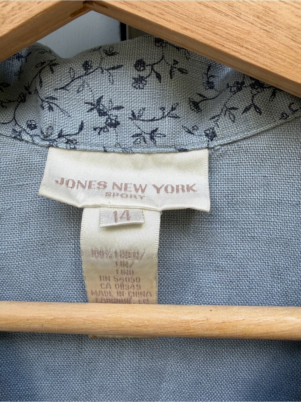 Jones New York Light Blue Floral Sleeveless Button-Up Blouse - Picture 3 of 6